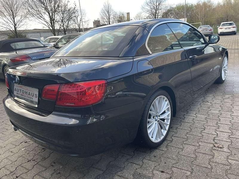 Gebraucht BMW 318 Cabriolet 143 PS (105 kW) 2011 Black sapphire metallic Cabrio