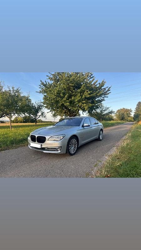 Silber Gebraucht 2012 BMW 750 Shadowline Limousine | 10.500 € (Fairer Preis) - Bild 1/4