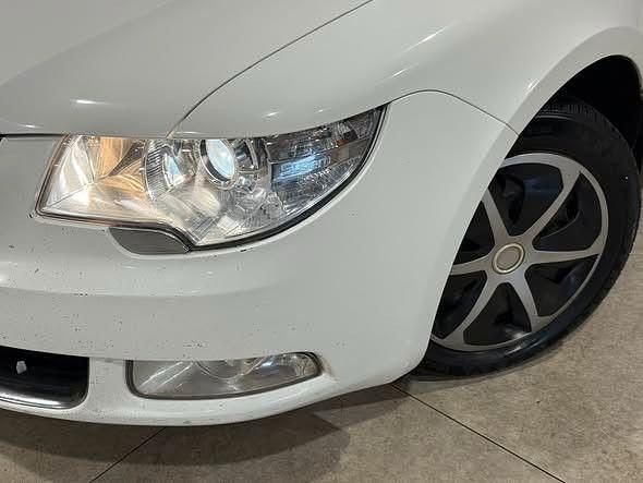 Gebraucht Skoda Superb 140 PS (102 kW) 2011 Weiß Limousine