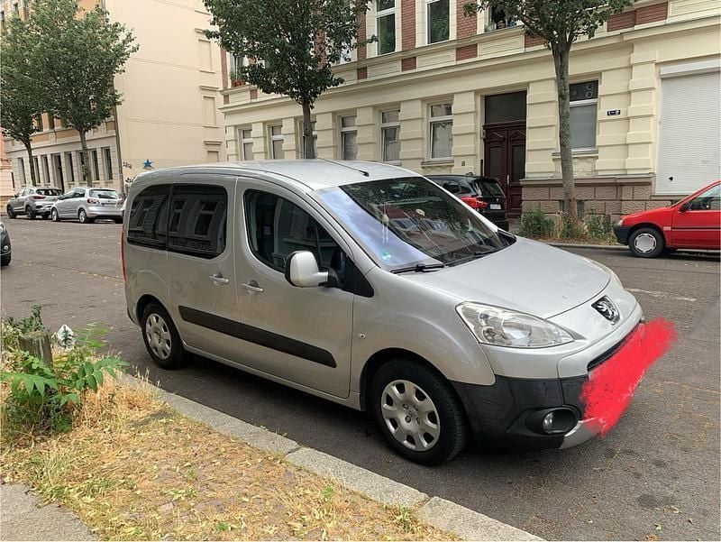 Silber Gebraucht 2012 Peugeot Partner Tepee Van / Kleinbus | 6.500 € (Etwas zu teuer) - Bild 1/4