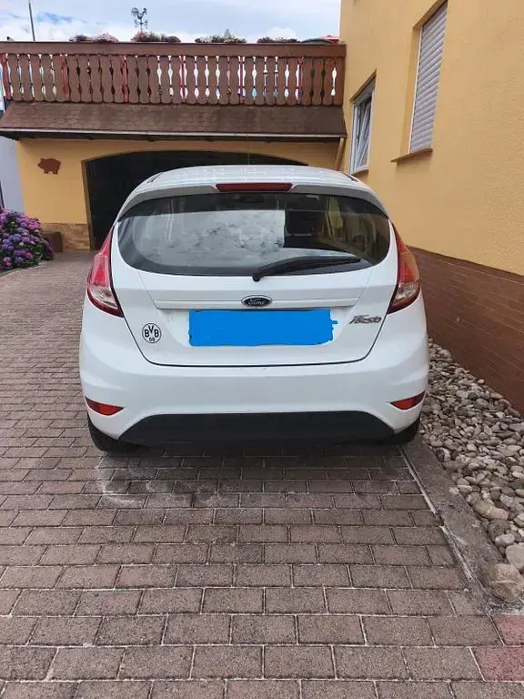 Gebraucht Ford Fiesta 75 PS (55 kW) 2015 Weiß Kleinwagen