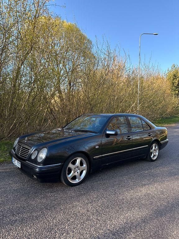 Second-hand Mercedes E250 150 CP (110 kW) 1998 Negru Berlinǎ