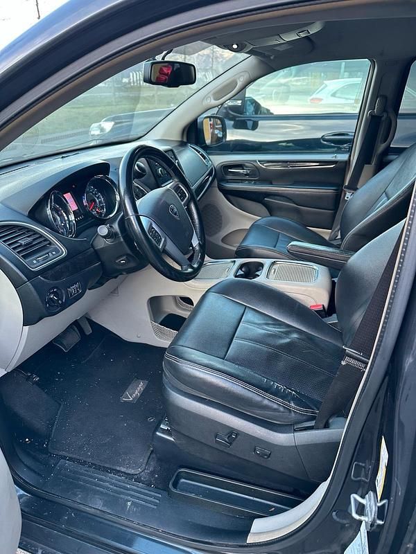 Schwarz Gebraucht 2012 Lancia Voyager Van / Kleinbus | 4.500 € - Bild 1/4