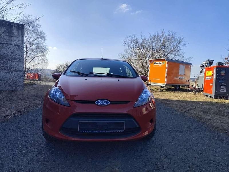 Gebraucht Ford Fiesta Trend 60 PS (44 kW) 2010 Rot Kleinwagen