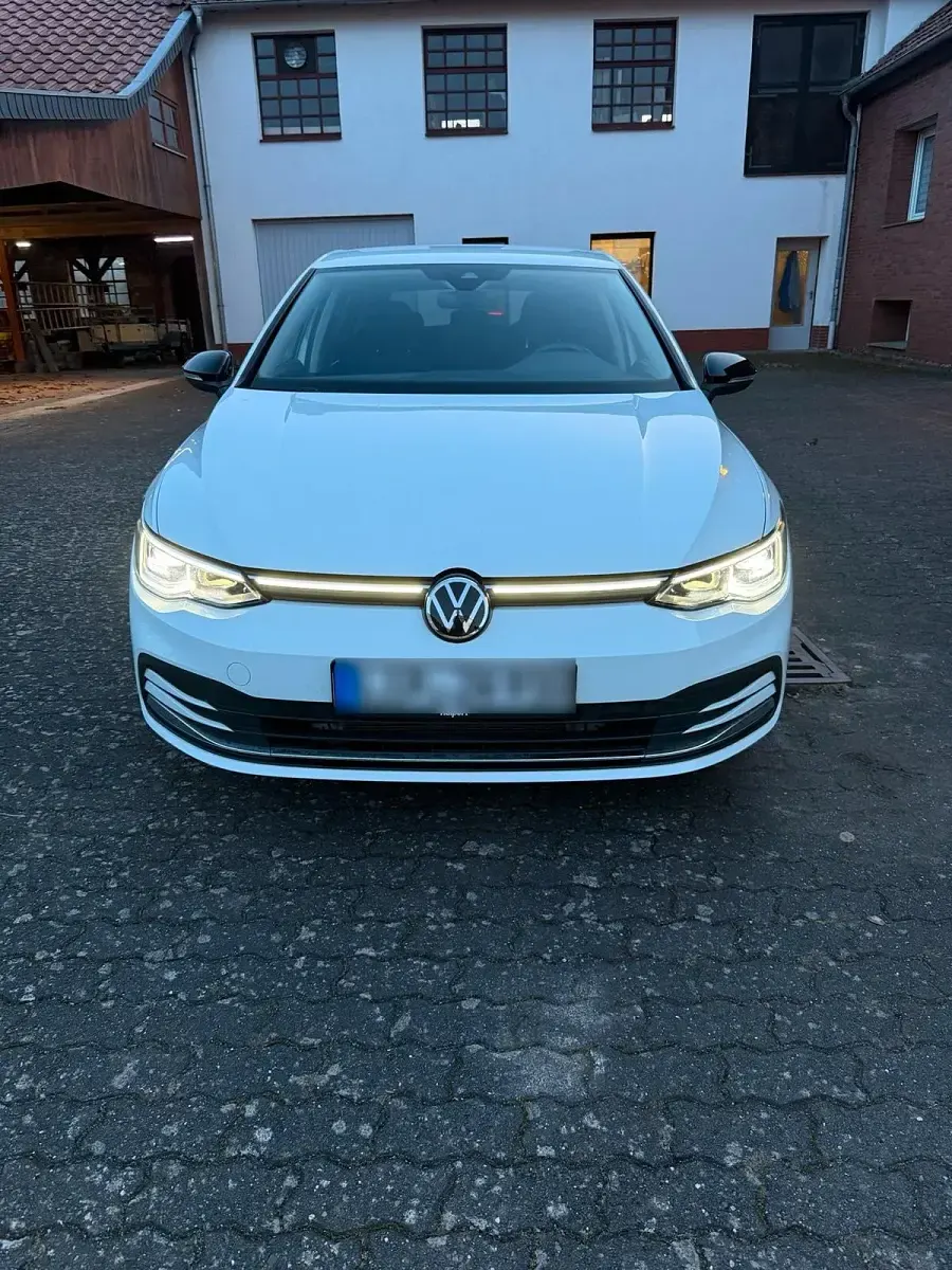 Gebraucht VW Golf VIII Active 150 PS (110 kW) 2022 Weiß Limousine
