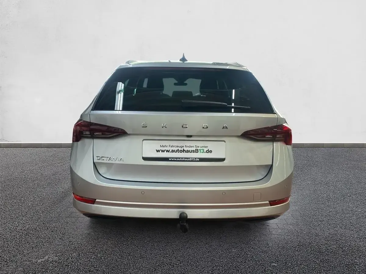 Gebraucht Skoda Octavia Clever 150 PS (110 kW) 2023 Brillantsilber metallic Kombi