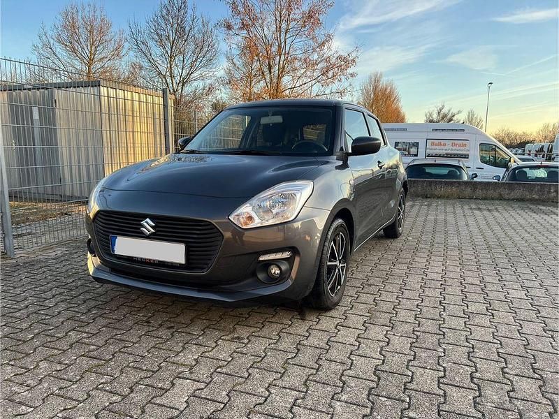 Grau Gebraucht 2019 Suzuki Swift Comfort Limousine | 11.980 € (Fairer Preis) - Bild 1/4