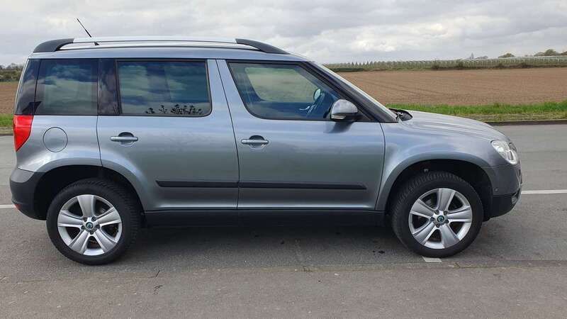Grau Gebraucht 2011 Skoda Yeti Elegance SUV | 9.750 € (Fairer Preis) - Bild 1/4