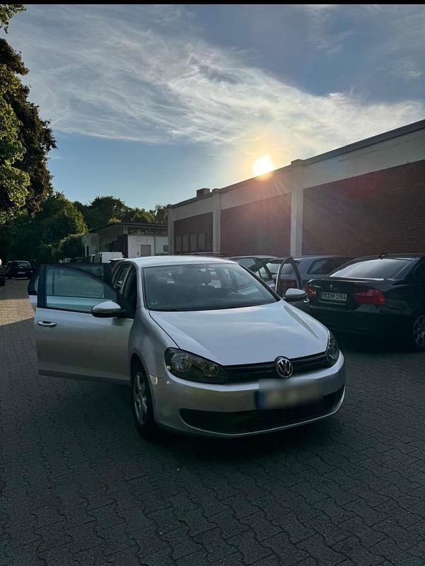 Silber Gebraucht 2010 VW Golf VI Kleinwagen | 7.599 € - Bild 1/4