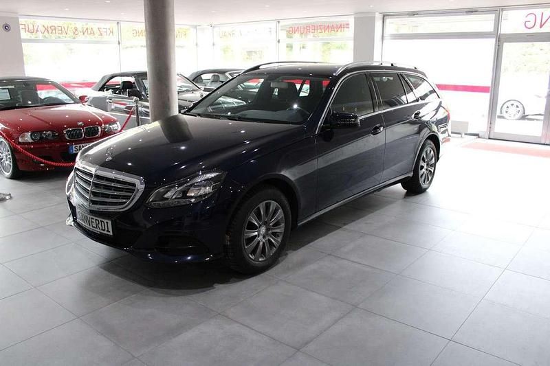 Blau Gebraucht 2013 Mercedes E250 Kombi | 10.990 € (Fairer Preis) - Bild 1/4