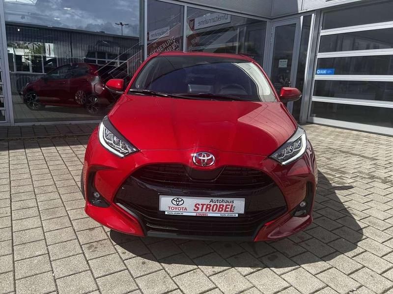 Neu Toyota Yaris Hybrid Comfort 116 PS (85 kW) 2025 Karminarot metallic Kleinwagen