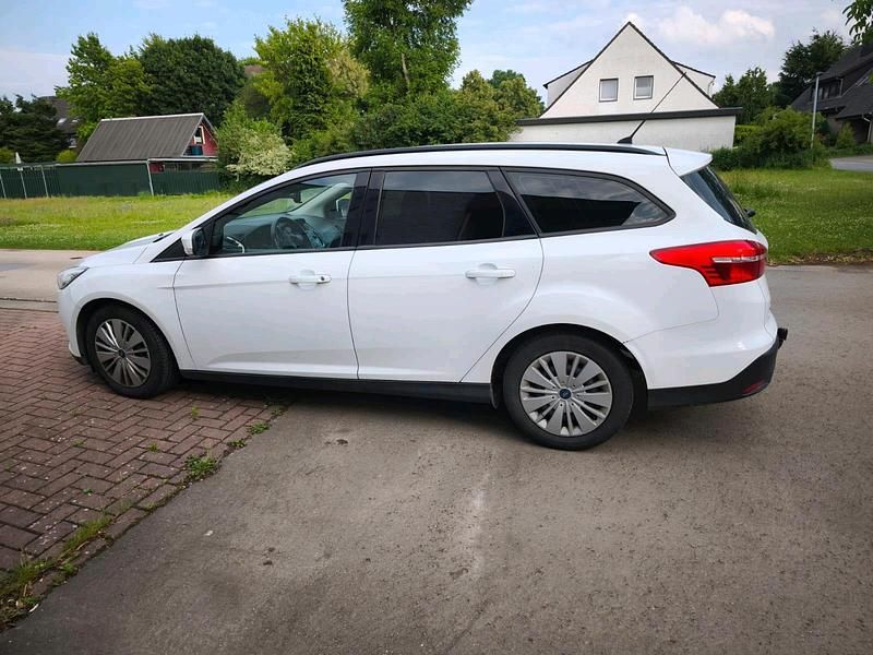 Weiß Gebraucht 2016 Ford Focus Kombi | 5.999 € (Fairer Preis) - Bild 1/4