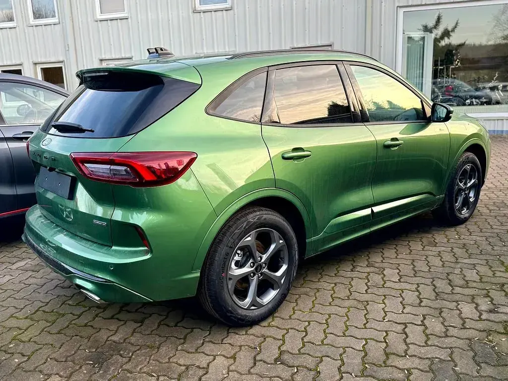 Neu Ford Kuga ST-Line 152 PS (111 kW) 2025 Bursting green SUV