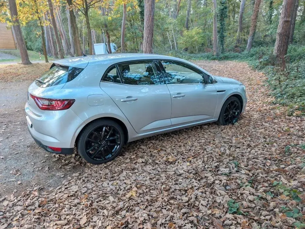 Gebraucht Renault Mégane Intens 132 PS (97 kW) 2016 Grau Limousine