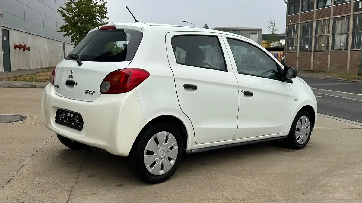 Gebraucht Mitsubishi Space Star Basis 71 PS (52 kW) 2015 Weiß Kleinwagen