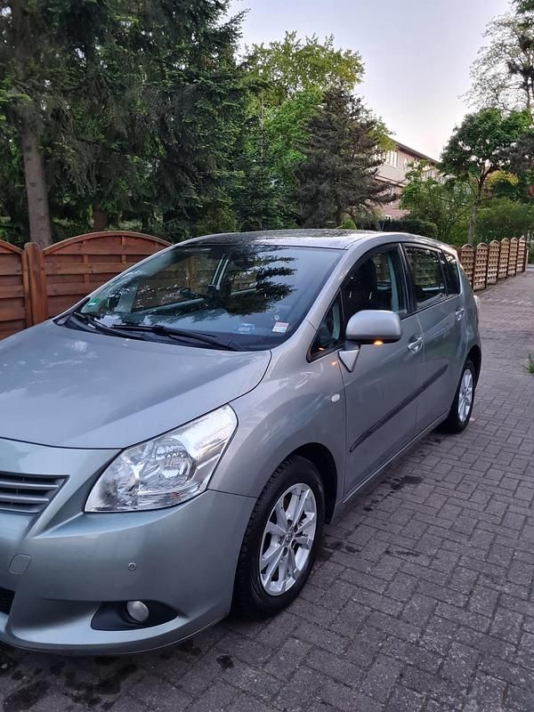 Gebraucht Toyota Verso 126 PS (92 kW) 2011 Silber Van / Kleinbus