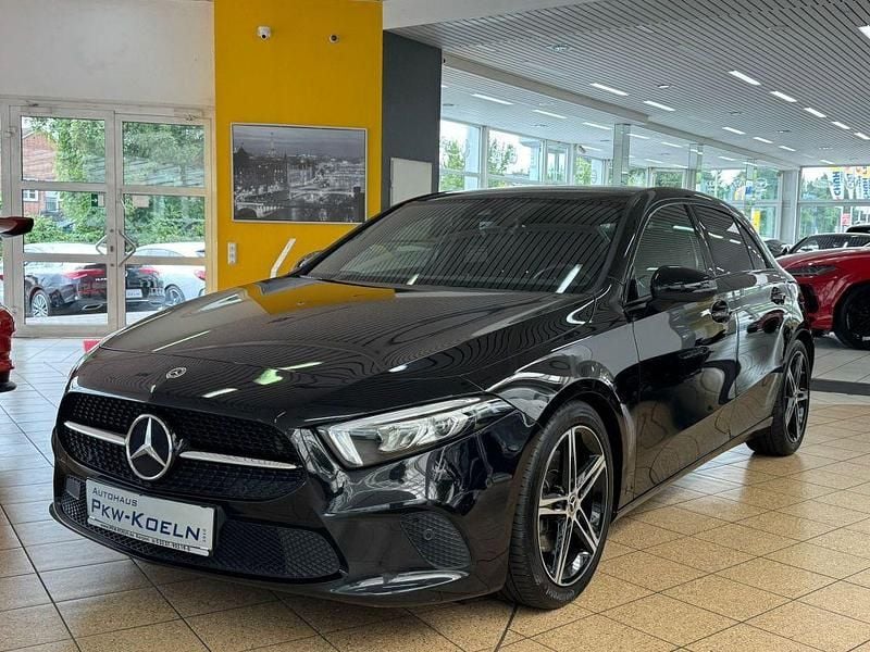 Kosmosschwarz metallicla (metallic) Gebraucht 2019 Mercedes A220 Night Limousine | 21.990 € (Fairer Preis) - Bild 1/4