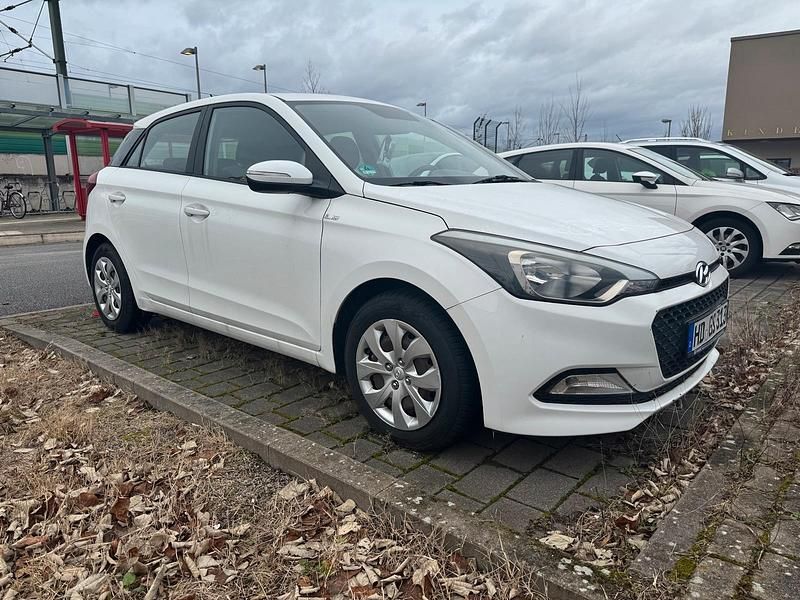 Weiß Gebraucht 2016 Hyundai i20 Kleinwagen | 8.500 € (Fairer Preis) - Bild 1/4