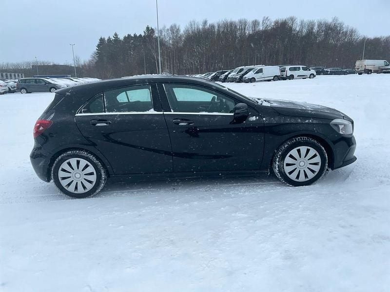 Gebraucht Mercedes A180 109 PS (80 kW) 2017 Schwarz Limousine