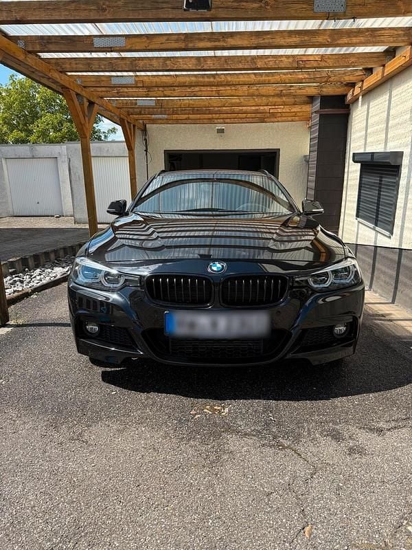 Schwarz Gebraucht 2019 BMW 320 M Sport Kombi | 25.000 € (Superpreis) - Bild 1/4