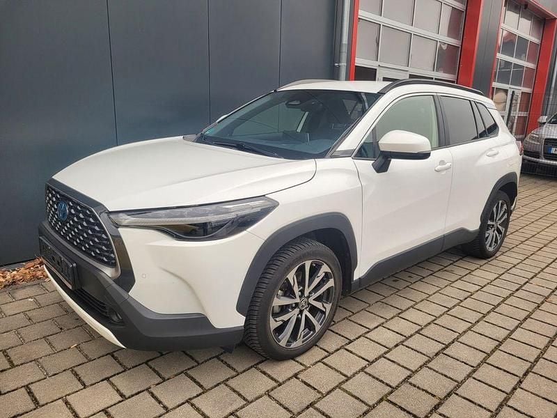 Weiß Gebraucht 2023 Toyota Corolla Cross Team SUV | 26.900 € - Bild 1/4