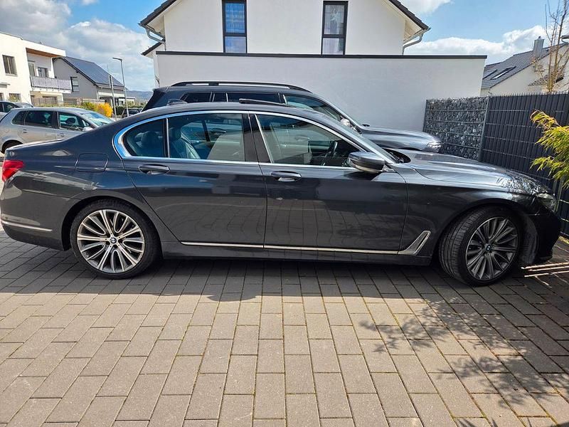 Gebraucht BMW 740 320 PS (235 kW) 2016 Grau Limousine