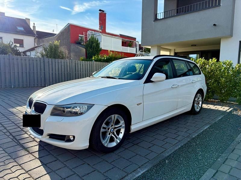Weiß Gebraucht 2012 BMW 318 Kombi | 5.900 € (Superpreis) - Bild 1/4