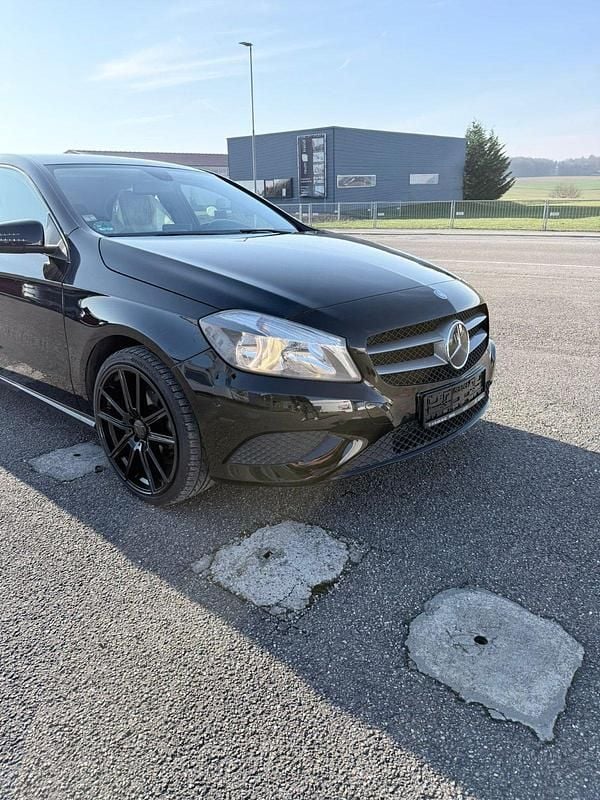 Schwarz Gebraucht 2013 Mercedes A180 Kleinwagen | 12.999 € (Fairer Preis) - Bild 1/4