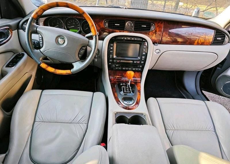 Second-hand Jaguar XJ 207 CP (152 kW) 2006 Negru Berlinǎ