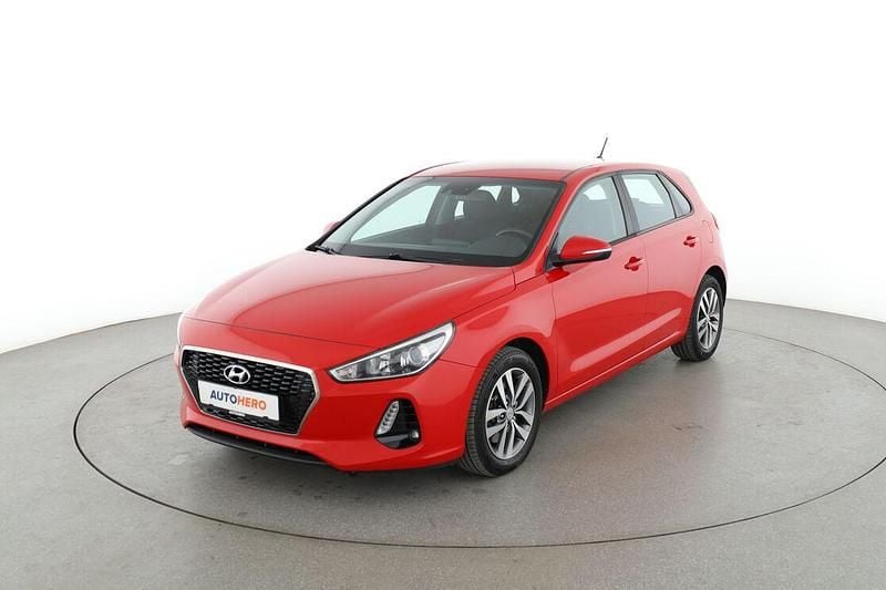 Rot Gebraucht 2017 Hyundai i30 Trend Limousine | 12.260 € (Superpreis) - Bild 1/3