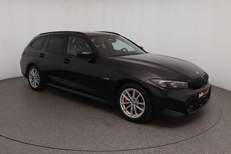 Schwarz Gebraucht 2023 BMW 330e M Sport Kombi | 36.880 € (Fairer Preis) - Bild 1/4