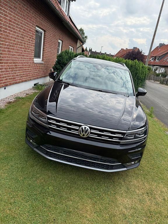 Schwarz Gebraucht 2018 VW Tiguan Highline SUV | 22.999 € (Etwas zu teuer) - Bild 1/4