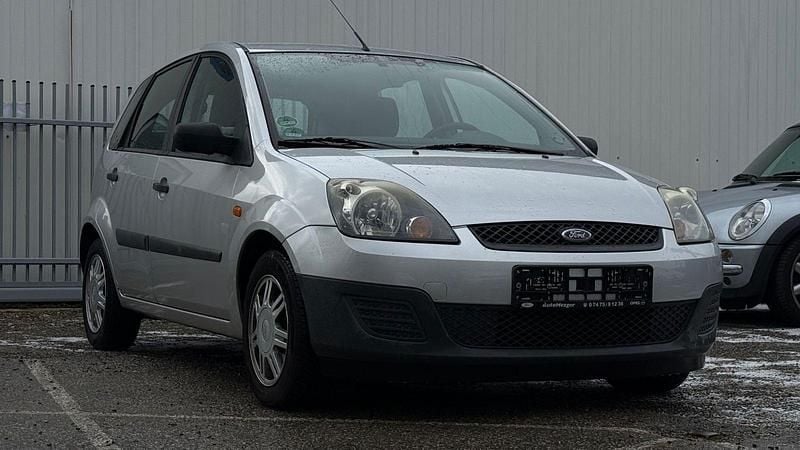 Silber Gebraucht 2005 Ford Fiesta Ambiente Kleinwagen | 1.300 € (Guter Preis) - Bild 1/4