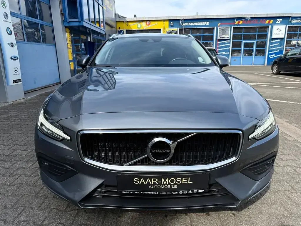 Gebraucht Volvo V60 Momentum 197 PS (144 kW) 2021 Grau Kombi