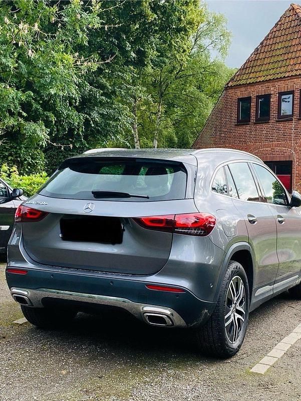 Grau Gebraucht 2021 Mercedes GLA250 SUV | 27.000 € (Superpreis) - Bild 1/4