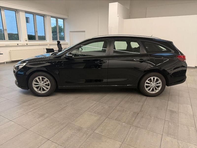 Gebraucht Hyundai i30 Select 120 PS (88 kW) 2018 Schwarz Kombi