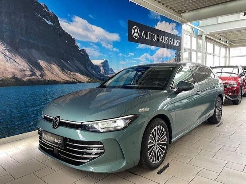 Gebraucht VW Passat Elegance 150 PS (110 kW) 2024 Grün metallic Kombi