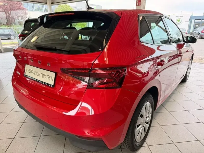 Gebraucht Skoda Fabia Active 65 PS (47 kW) 2023 : velvetrot metallic Kleinwagen