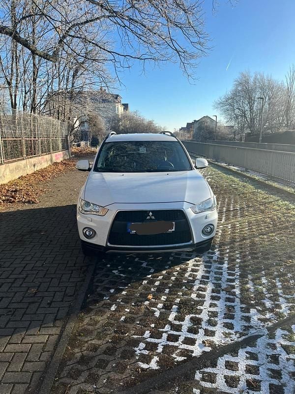 Weiß Gebraucht 2012 Mitsubishi Outlander Motion SUV | 7.500 € (Fairer Preis) - Bild 1/4