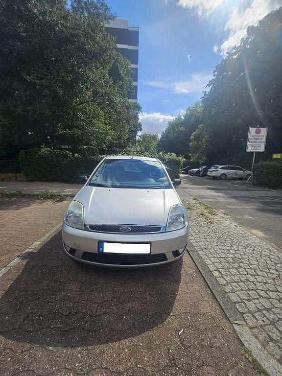 Silber Gebraucht 2002 Ford Fiesta Ghia Kleinwagen | 1.500 € (Fairer Preis) - Bild 1/4