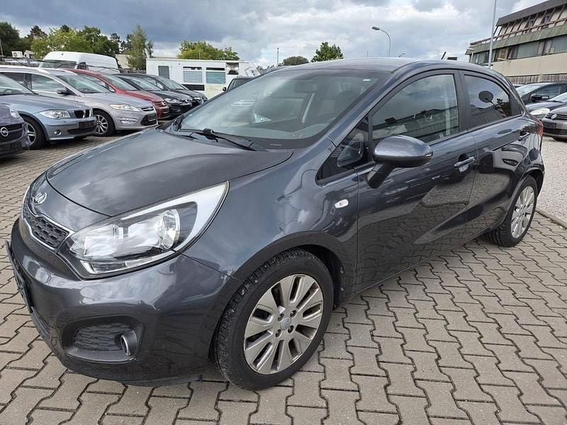 Grau Gebraucht 2014 Kia Rio FIFA World Cup Edition Limousine | 5.500 € (Fairer Preis) - Bild 1/4