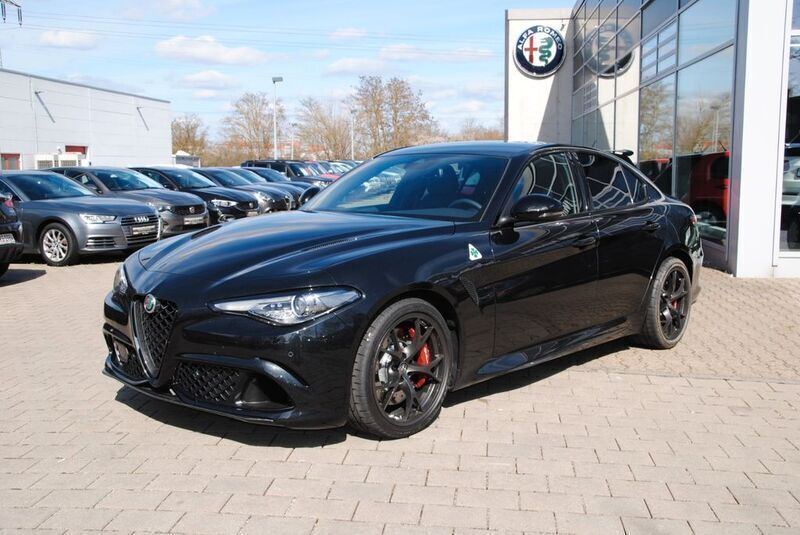 Nero vulcano Gebraucht 2022 Alfa Romeo Giulia Quadrifoglio Limousine | 79.990 € (Etwas zu teuer) - Bild 1/4