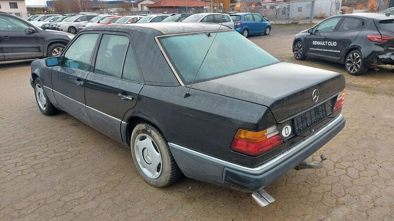 Gebraucht Mercedes E260 160 PS (117 kW) 1990 Schwarz Limousine