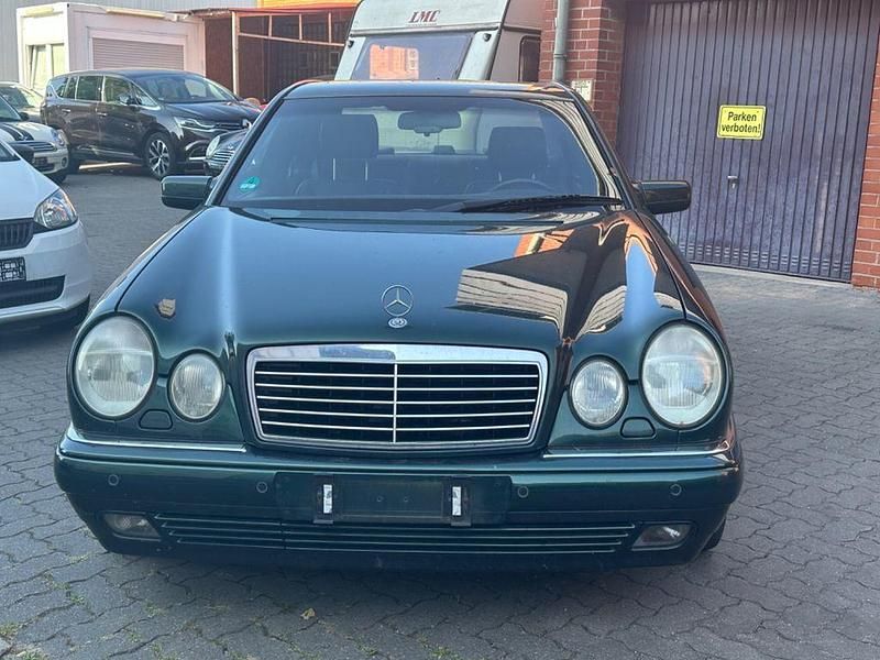 Grün Gebraucht 1996 Mercedes E420 Avantgarde Limousine | 5.990 € - Bild 1/4