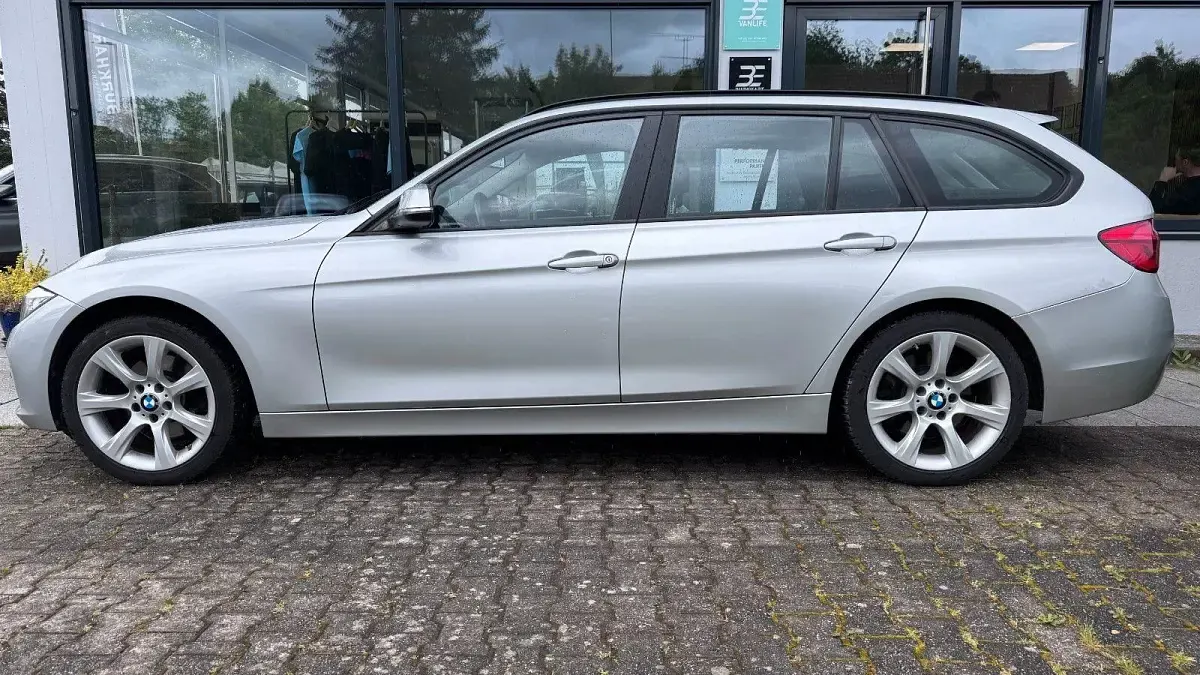 Gebraucht BMW 330 Advantage 258 PS (189 kW) 2016 Glaciersilber metallic Kombi
