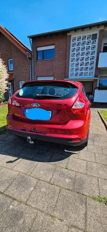 Gebraucht Ford Focus Ambiente 105 PS (77 kW) 2011 Rot Limousine