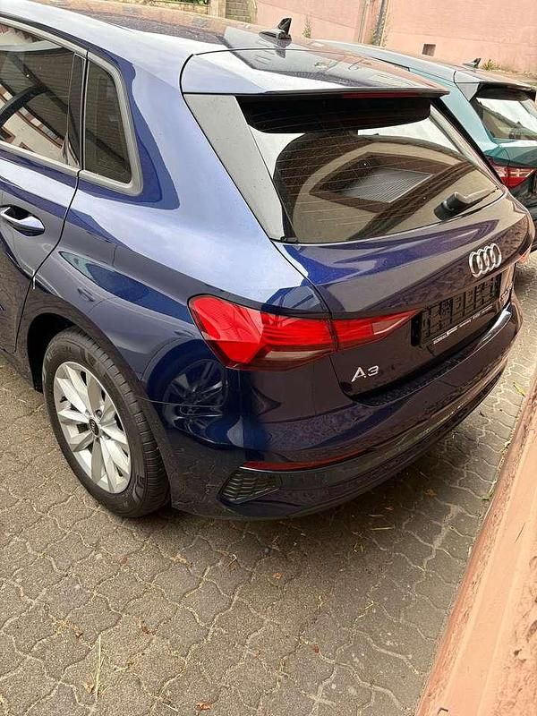 Navarrablau Gebraucht 2021 Audi A3 Sportback Kleinwagen | 20.590 € (Guter Preis) - Bild 1/4