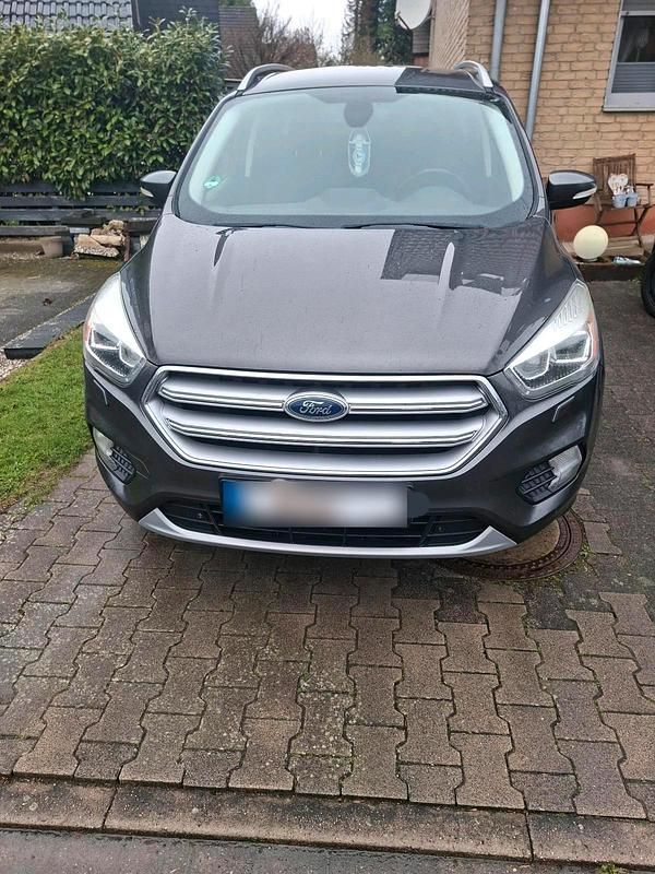 Gebraucht Ford Kuga Titanium 150 PS (110 kW) 2017 Grau SUV