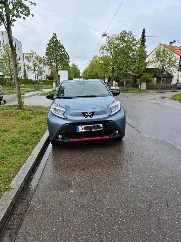 Grau Gebraucht 2023 Toyota Aygo Edition Kleinwagen | 18.400 € (Fairer Preis) - Bild 1/4