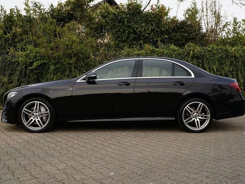 Schwarz Gebraucht 2016 Mercedes E220 Limousine | 18.500 € (Guter Preis) - Bild 1/4